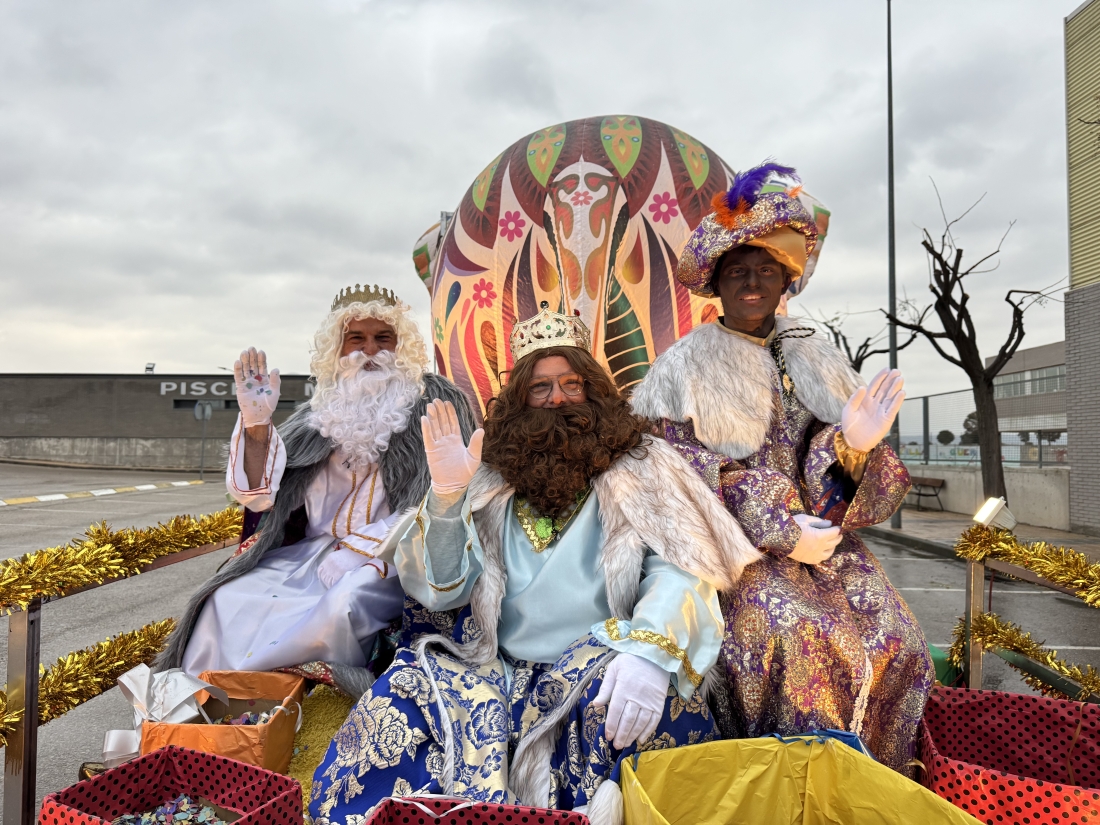 Los Reyes Magos acortan su recorrido por las calles de Quer, pero amplían su presencia en el local social