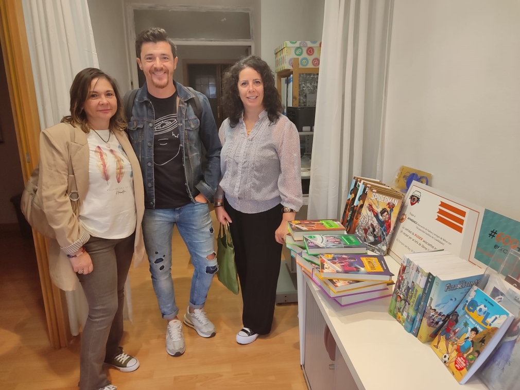 La Liga de los libros entrega un lote solidario de libros a la asociación APANDAGU