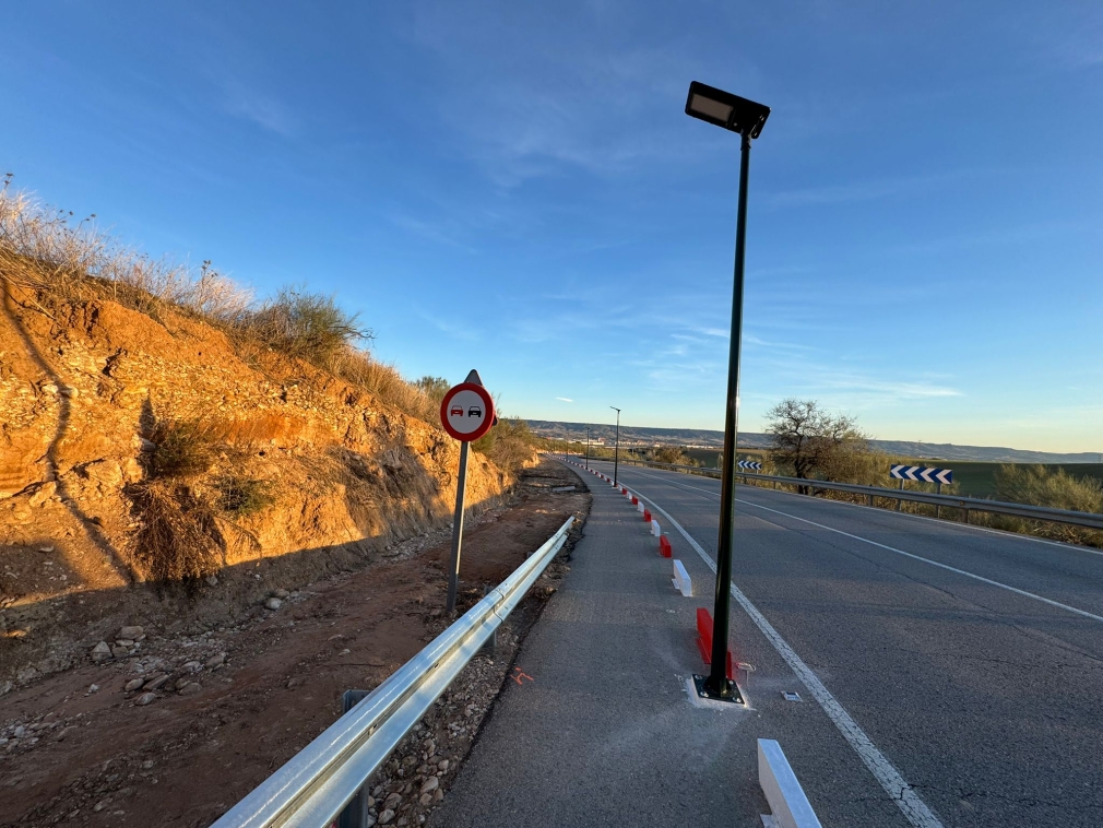 Terminan las obras de protección e iluminación del paseo peatonal en la calle Torrelaguna